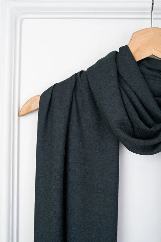 Raven Elegance - Image 10